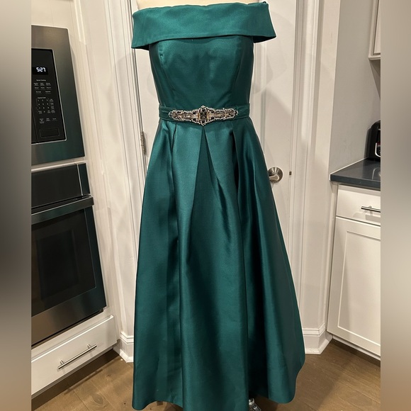 Eliza J Deep Green Off-the-Shoulder Evening/Holiday Gown, Size 10 - Picture 1 of 11